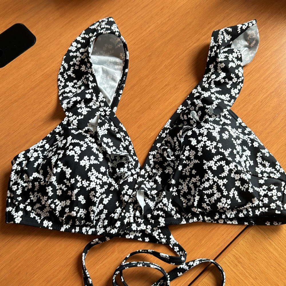 VENUS SIZE D BIKINI BLACK AND WHITE FLORAL TOP NEW NEVER WORN
